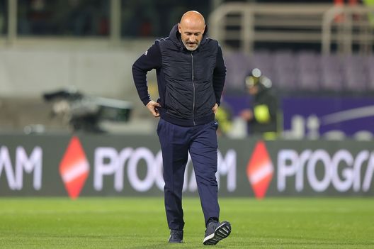 FLORENCE, ITALY - APRIL 17: Head Coach Vincenzo Italiano manager of ACF Fiorentina reacts during the Serie A match between ACF Fiorentina and Atalanta BC at Stadio Artemio Franchi on April 17, 2023 in Florence, Italy. (Photo by Gabriele Maltinti/Getty Images) Italiano: “Jovic ha avuto diversi problemi. Diffidati? Siamo attenti ai dettagli”- immagine 2
