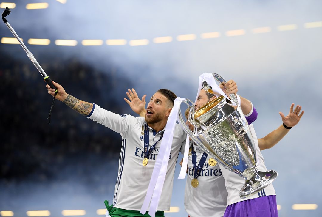  CARDIFF, WALES - JUNE 03:  Sergio Ramos of Real Madrid Luka Modric of Real Madrid and Gareth Bale of Real Madrid take a selfie with the Champions League trophy during the UEFA Champions League Final between Juventus and Real Madrid at National Stadium of Wales on June 3, 2017 in Cardiff, Wales.  (Photo by Matthias Hangst/Getty Images) 