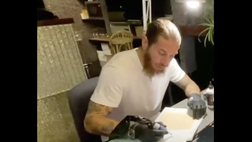 VIDEO Real Madrid, Sergio Ramos dal pallone agli aghi: il difensore dei blancos si improvvisa tatuatore