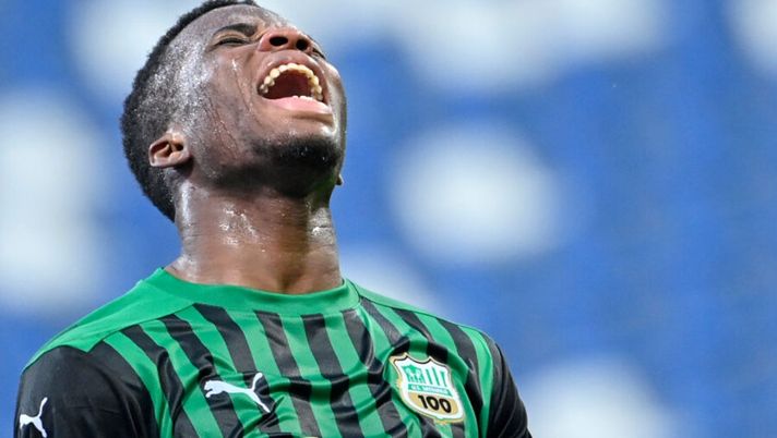 Sassuolo's Ivorian midfielder Hamed Traore reacts after missing a goal opportunity during the Italian Serie A football match Sassuolo vs AC Milan on December 20, 2020 at the Mapei stadium in Sassuolo. (Photo by Alberto PIZZOLI / AFP) (Photo by ALBERTO PIZZOLI/AFP via Getty Images) Promossi e bocciati al fantacalcio dopo l’ultima giornata: chi rimettere e chi no - immagine 1