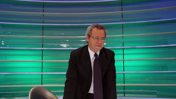 ROME - SEPTEMBER 23: Director Enrico Mentana, LA7 news director attends photocall at LA7 Studio on September 23, 2010 in Rome, Italy. (Photo by Ernesto Ruscio/Getty Images) 