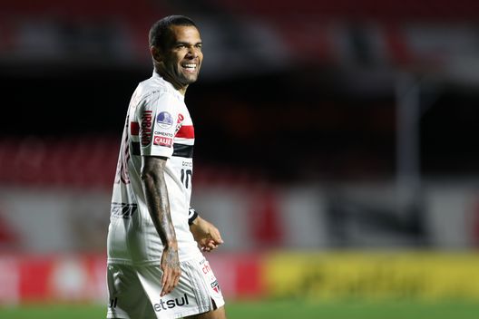 SAO PAULO, BRAZIL - NOVEMBER 04: Dani Alves of Sao Paulo reacts during a second leg match of Copa CONMEBOL Sudamericana second round between Sao Paulo and Lanus at Morumbi Stadium on November 04, 2020 in Sao Paulo, Brazil. (Photo by Fernando Bizerra-Pool/Getty Images) SAO PAULO, BRAZIL - NOVEMBER 04: Dani Alves of Sao Paulo reacts during a second leg match of Copa CONMEBOL Sudamericana second round between Sao Paulo and Lanus at Morumbi Stadium on November 04, 2020 in Sao Paulo, Brazil. (Photo by Fernando Bizerra-Pool/Getty Images)