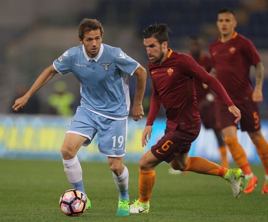 Senad Lulic in un derby di Roma contro Strootman Senad Lulic in un derby di Roma contro Strootman