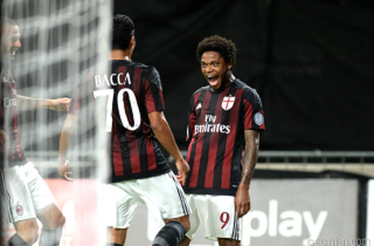Luiz Adriano e Bacca esultano dopo un gol, fonte foto acmilan.com Luiz Adriano e Bacca esultano dopo un gol, fonte foto acmilan.com