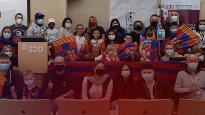 In campo il derby catalano: le glorie del Barça in ospedale con i pazienti - immagine 1