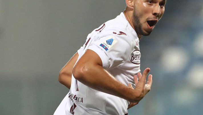 REGGIO NELL'EMILIA, ITALY - SEPTEMBER 17: Marko Pjaca of Torino FC celebrates after scoring the first goal for his team during the Serie A match between US Sassuolo and Torino FC at Mapei Stadium - Citta' del Tricolore on September 17, 2021 in Reggio nell'Emilia, Italy. (Photo by Marco Luzzani/Getty Images) Infortuni Toro, Gazzetta: “Più no che sì Pjaca per il derby. Izzo in panchina, Belotti e Praet…” - immagine 1