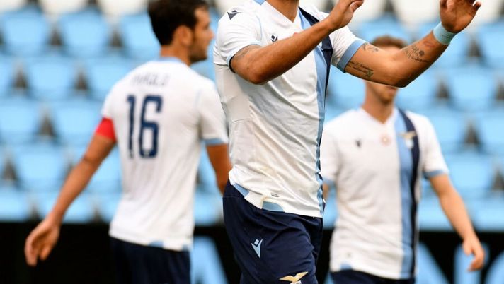 VIGO, SPAIN - AUGUST 10: Ciro Immobile of SS Lazio celebrate a opening goal with his team mates during the Celta de Vigo v SS Lazio - pre-season friendly at Estadio Balaidos on August 10, 2019 in Vigo, Spain. (Photo by Marco Rosi/Getty Images) La Lazio vince, i segnali: Immobile ne fa due! Super Lazzari, male Strakosha, stop Caicedo - immagine 1