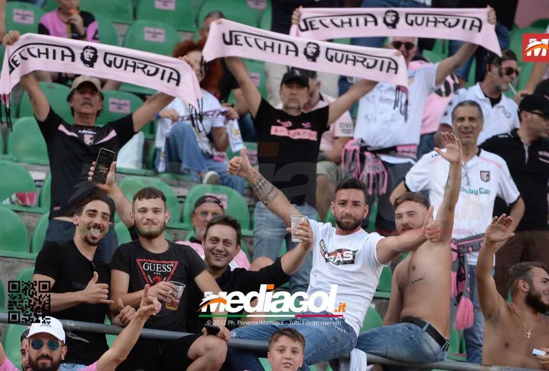 Fototifo, facce da Serie B. I tifosi allo stadio per Palermo-Padova 1-0 - immagine 73