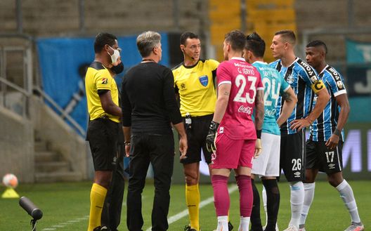 Il Guaranì dal blu al giallo, gli arbitri dal giallo al rosso... Il Guaranì dal blu al giallo, gli arbitri dal giallo al rosso...
