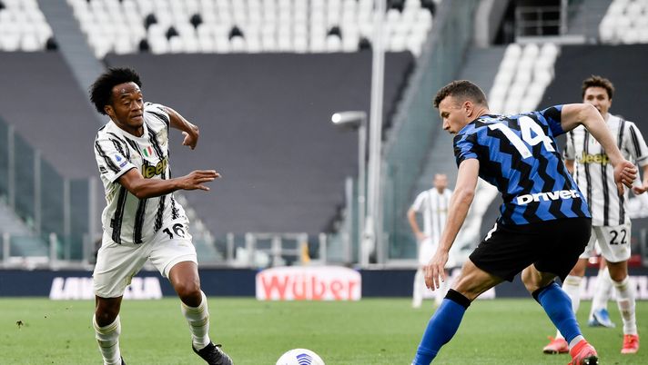 TURIN, ITALY - MAY 15: Juventus player Juan Cuadrado and Inter player Ivan Perisic during the Serie A match between Juventus and FC Internazionale at on May 15, 2021 in Turin, Italy. Sporting stadiums around Italy remain under strict restrictions due to the Coronavirus Pandemic as Government social distancing laws prohibit fans inside venues resulting in games being played behind closed doors. (Photo by Daniele Badolato - Juventus FC/Juventus FC via Getty Images) La Juve vince e l’Inter pareggia: ora il Derby d’Italia ha tutto un altro sapore - immagine 1