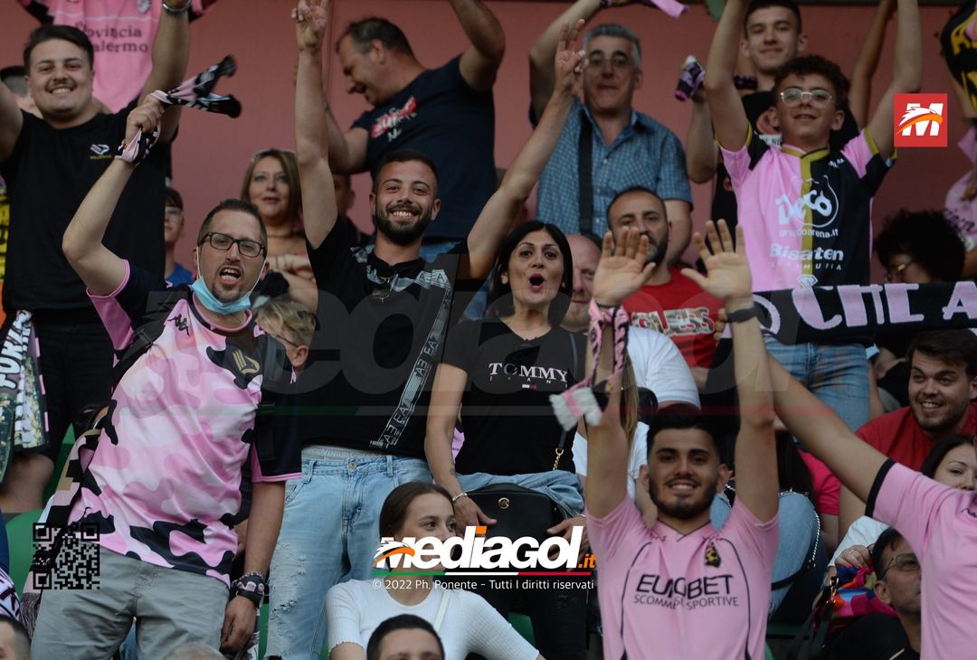 Fototifo, i tifosi allo stadio per Palermo-Feralpisaló 1-0 (gallery) - immagine 114