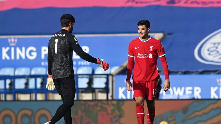 Alisson Becker e Ozan Kabak del Liverpool | Premier League News (Getty Images)