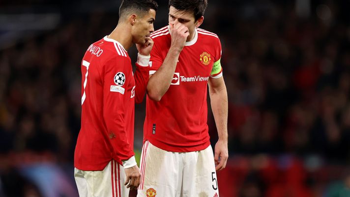 MANCHESTER, ENGLAND - OCTOBER 20: Cristiano Ronaldo of Manchester United speaks with Harry Maguire of Manchester United during the UEFA Champions League group F match between Manchester United and Atalanta at Old Trafford on October 20, 2021 in Manchester, England. (Photo by Naomi Baker/Getty Images) Maguire difende CR7: “Giocatore splendido, tutto quello che fa viene scrutinato alla massima potenza…” - immagine 1