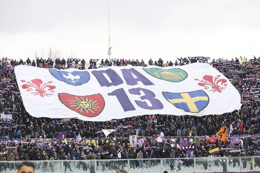 FLORENCE, ITALY - MARCH 06: Fans of ACF Fiorentina during the Serie A match between ACF Fiorentina and Hellas Verona FC at Stadio Artemio Franchi on March 6, 2022 in Florence, Italy. (Photo by Gabriele Maltinti/Getty Images) Calcio Storico: sarà Bruno Astori il magnifico messere della finale- immagine 2