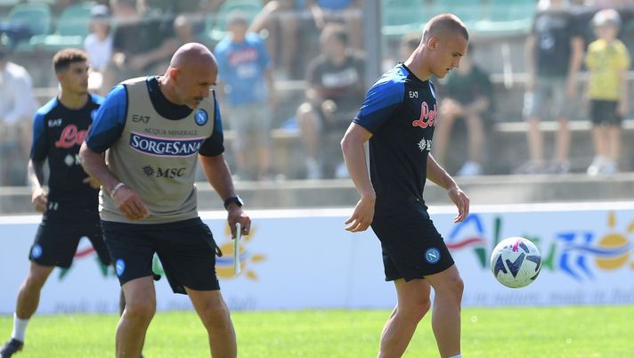 CASTEL DI SANGRO, ITALY - JULY 25: Leo Ostigard of Napoli during a training session on July 25, 2022 in Castel di Sangro, Italy. (Photo by SSC NAPOLI/SSC NAPOLI via Getty Images) Bergomi: “Ostigard di testa è un fenomeno, con Spalletti crescerà tanto” - immagine 1