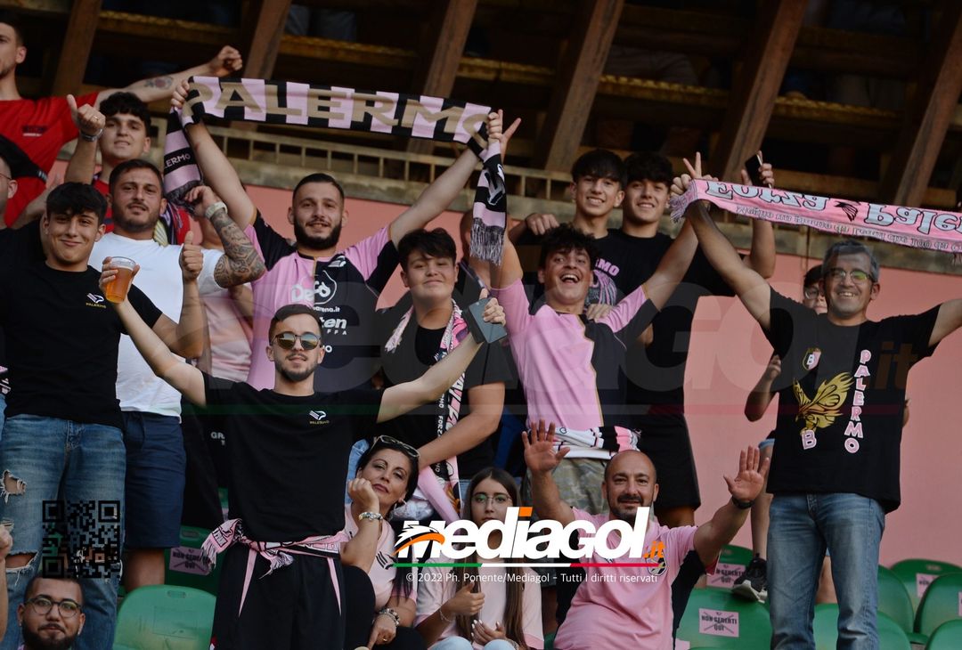Fototifo, facce da Serie B. I tifosi allo stadio per Palermo-Padova 1-0 - immagine 36