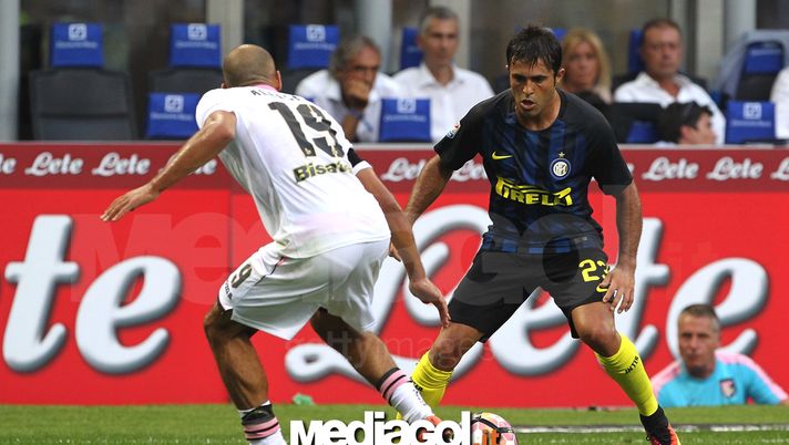 MILAN, ITALY - AUGUST 28: Eder Citadin Martins (R) of FC Internazionale Milano is challenged by Haitam Aleesami (L) of US Citta di Palermo during the Serie A match between FC Internazionale and US Citta di Palermo at Stadio Giuseppe Meazza on August 28, 2016 in Milan, Italy. (Photo by Marco Luzzani - Inter/Inter via Getty Images) MILAN, ITALY - AUGUST 28: Eder Citadin Martins (R) of FC Internazionale Milano is challenged by Haitam Aleesami (L) of US Citta di Palermo during the Serie A match between FC Internazionale and US Citta di Palermo at Stadio Giuseppe Meazza on August 28, 2016 in Milan, Italy. (Photo by Marco Luzzani - Inter/Inter via Getty Images)