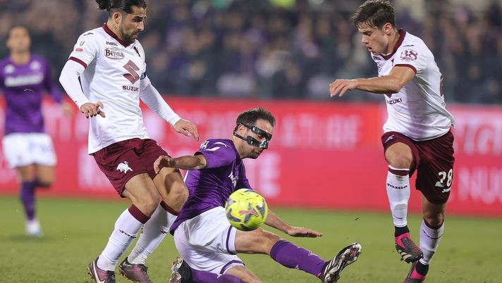 FLORENCE, ITALY - FEBRUARY 01: Ricardo Iván Rodríguez Araya of Torino FC and Samuele Ricci of Torino FC in against Giacomo Bonaventura (C) of ACF Fiorentina during the Coppa Italia Quarter Final matcy between Fiorentina and Torino at Stadio Artemio Franchi on February 1, 2023 in Florence, Italy. (Photo by Gabriele Maltinti/Getty Images) Fiorentina-Torino 2-1, il tabellino: nessun cartellino nell’arco di tutta la gara - immagine 1