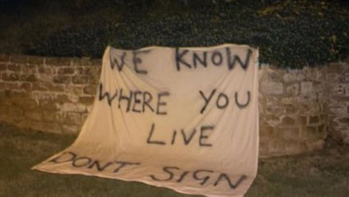 Quando il derby si fa duro, tifosi Everton a Benitez: “Sappiamo dove abiti, non firmare per noi” Quando il derby si fa duro, tifosi Everton a Benitez: “Sappiamo dove abiti, non firmare per noi”