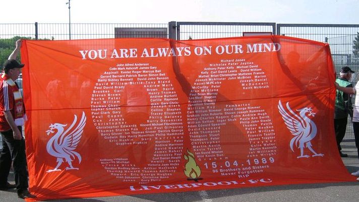 I tifosi del City rompono il minuto di silenzio per la tragedia di Hillsborough I tifosi del City rompono il minuto di silenzio per la tragedia di Hillsborough - immagine 1