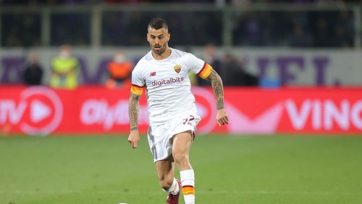 FLORENCE, ITALY - MAY 09: Leonardo Spinazzola of AS Roma in action during the Serie A match between ACF Fiorentina and AS Roma at Stadio Artemio Franchi on May 9, 2022 in Florence, Italy. (Photo by Gabriele Maltinti/Getty Images) Spinazzola: “Temevo di non tornare più come prima, Mourinho mi ha spinto a non mollare” - immagine 1