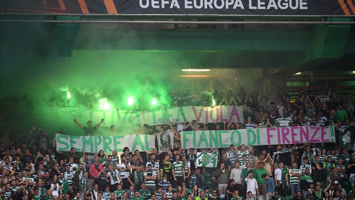 LISBON, PORTUGAL - APRIL 20: A general view as fans of Sporting CP use Smoke Flares as they enjoy the pre-match atmosphere prior to the UEFA Europa League Quarterfinal Second Leg match between Sporting CP and Juventus at Estadio Jose Alvalade on April 20, 2023 in Lisbon, Portugal. (Photo by Octavio Passos/Getty Images) Sporting e Fiorentina, continua l’amicizia: gli striscioni dei tifosi portoghesi - immagine 1