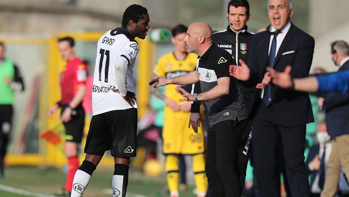 LA SPEZIA, ITALY - FEBRUARY 27: Emmnuel Gyasi of Spezia Calcio and Vincenzo Italiano manager of Spezia Calcio during the Serie A match between Spezia Calcio and Parma Calcio at Stadio Alberto Picco on February 27, 2021 in La Spezia, Italy.  (Photo by Gabriele Maltinti/Getty Images) 