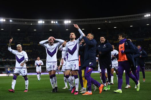 VERONA, ITALY - FEBRUARY 27: Cristiano Biraghi of ACF Fiorentina celebrates with teammates after scoring the team's third goal during the Serie A match between Hellas Verona and ACF Fiorentina at Stadio Marcantonio Bentegodi on February 27, 2023 in Verona, Italy. (Photo by Alessandro Sabattini/Getty Images) La Fiorentina vince e inguaia il Verona: Sogliano striglia la squadra- immagine 2
