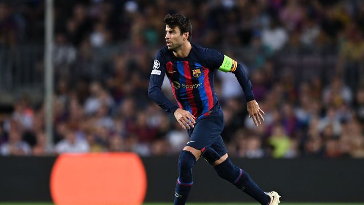 BARCELONA, SPAIN - SEPTEMBER 07: Gerard Pique of FC Barcelona runs with the ball during the UEFA Champions League group C match between FC Barcelona and Viktoria Plzen at Spotify Camp Nou on September 07, 2022 in Barcelona, Spain. (Photo by David Ramos/Getty Images) PIQUE' RESTA AL BARCELLONA