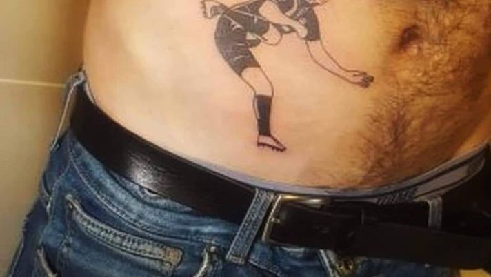 Il tatuaggio del gol di Saponara, in maglia Samp, all'Olimpico contro la Lazio Il tatuaggio del gol di Saponara, in maglia Samp, all'Olimpico contro la Lazio