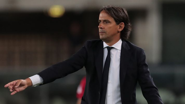 VERONA, ITALY - AUGUST 27: FC Internazionale coach Simone Inzaghi issues instructions to his players during the Serie A match between Hellas Verona and FC Internazionale at Stadio Marcantonio Bentegodi on August 27, 2021 in Verona, Italy. (Photo by Emilio Andreoli/Getty Images) 