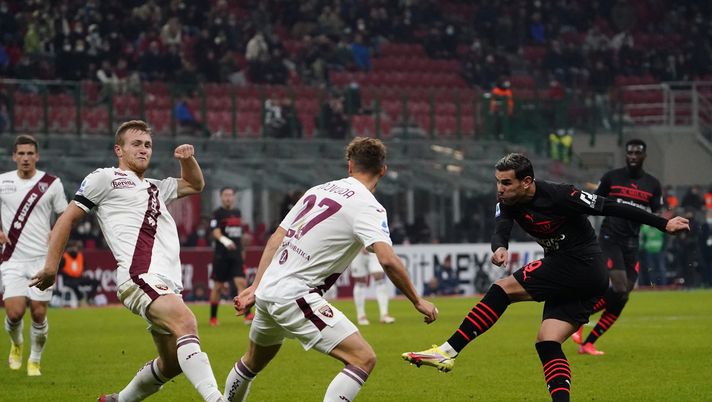 MILAN, ITALY - OCTOBER 26: Théo Hernández of AC Milan kicks the ball during the Serie A match between AC Milan and Torino FC at Stadio Giuseppe Meazza on October 26, 2021 in Milan, Italy. (Photo by Pier Marco Tacca/AC Milan via Getty Images) MILAN, ITALY - OCTOBER 26: Théo Hernández of AC Milan kicks the ball during the Serie A match between AC Milan and Torino FC at Stadio Giuseppe Meazza on October 26, 2021 in Milan, Italy. (Photo by Pier Marco Tacca/AC Milan via Getty Images)