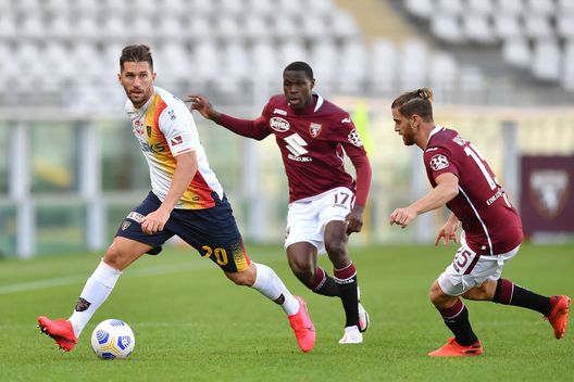 TURIN, ITALY - OCTOBER 28: Stefano Pettinari (L) of US Lecce in action during the Coppa Italia match between Torino FC and US Lecce at Stadio Olimpico Grande Torino on October 28, 2020 in Turin, Italy. (Photo by Valerio Pennicino/Getty Images) TURIN, ITALY - OCTOBER 28: Stefano Pettinari (L) of US Lecce in action during the Coppa Italia match between Torino FC and US Lecce at Stadio Olimpico Grande Torino on October 28, 2020 in Turin, Italy. (Photo by Valerio Pennicino/Getty Images)