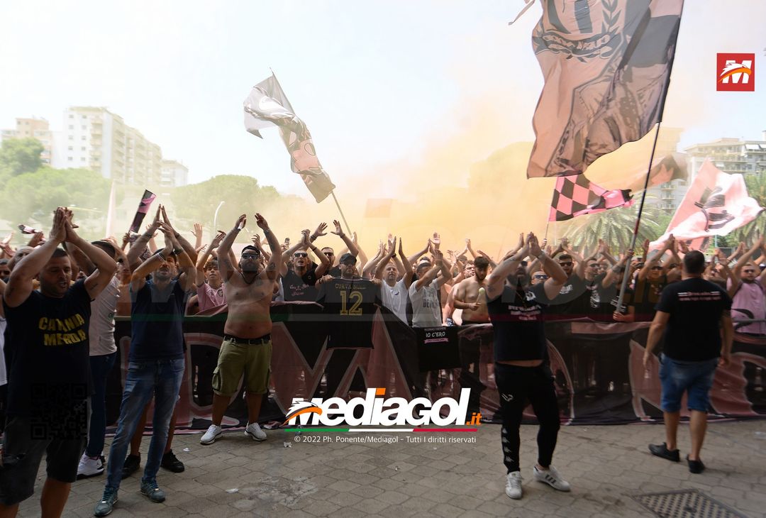 FOTO PALERMO AL CITY GROUP: MIRRI, SORIANO E L’ABBRACCIO DEI TIFOSI (GALLERY) - immagine 10
