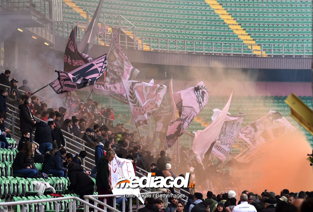  PALERMO, ITALY - MARCH 28: Fans of Palermo show their support during a US Citta' di Palermo training session at Stadio Renzo Barbera on March 28, 2019 in Palermo, Italy. (Photo by Tullio M. Puglia/Getty Images) 