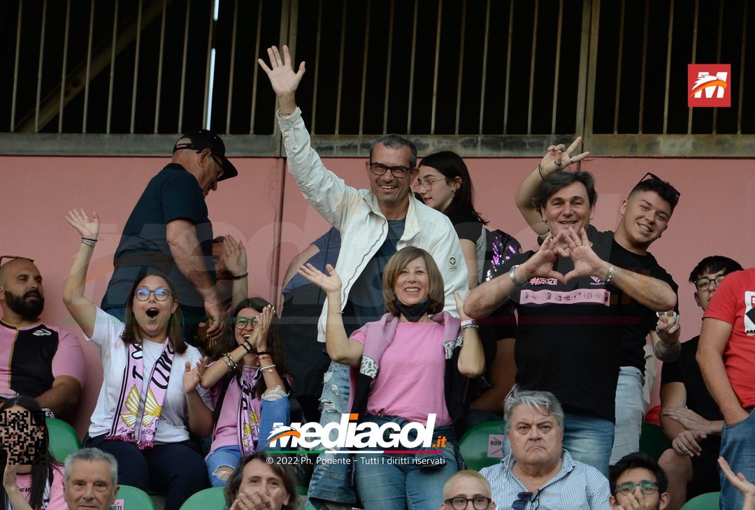 Fototifo, i tifosi allo stadio per Palermo-Feralpisaló 1-0 (gallery) - immagine 71