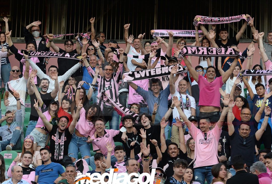 Fototifo, i tifosi allo stadio per Palermo-Feralpisaló 1-0 (gallery) - immagine 34
