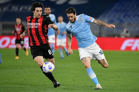 ROME, ITALY - APRIL 26: Luis Alberto of SS Lazio compete for the ball with Sandro Tonalii of AC Milan during the Serie A match between SS Lazio and AC Milan at Stadio Olimpico on April 26, 2021 in Rome, Italy. (Photo by Marco Rosi - SS Lazio/Getty Images) ROME, ITALY - APRIL 26: Luis Alberto of SS Lazio compete for the ball with Sandro Tonalii of AC Milan during the Serie A match between SS Lazio and AC Milan at Stadio Olimpico on April 26, 2021 in Rome, Italy. (Photo by Marco Rosi - SS Lazio/Getty Images)