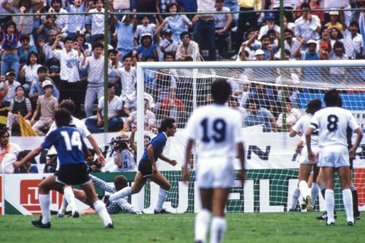 Pedro Pasculli of Argentina celebrate his goal during the FIFA World Cup, Round of 16 match between Argentina and Uruguay, at Estadio Cuauhtemoc, Puebla, Mexico on 16 June 1986 ( Photo by Michel Barrault / Onze / Icon Sport ) Lecce, Umtiti è “solo” il terzo campione del mondo a vestire la maglia giallorossa - immagine 1