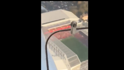 VIDEO / Guardare una partita dall’aereo? Ad Anfield succede anche questo