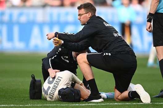 LEVERKUSEN, GERMANY - MARCH 13: Florian Wirtz of Bayer 04 Leverkusen receives medical treatment during the Bundesliga match between Bayer 04 Leverkusen and 1. FC Köln at BayArena on March 13, 2022 in Leverkusen, Germany. (Photo by Alexander Scheuber/Getty Images) Leverkusen, Wirtz va ko: crociato anteriore del ginocchio sinistro- immagine 2