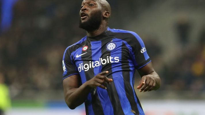 MILAN, ITALY - JANUARY 04: Romelu Lukaku of FC Internazionale gestures during the Serie A match between FC Internazionale and SSC Napoli at Stadio Giuseppe Meazza on January 04, 2023 in Milan, Italy. (Photo by Marco Luzzani/Getty Images) I casi delicati per la 19a giornata: Lukaku, Deulofeu, Gonzalez, de Ketelaere, Simeone…- immagine 1