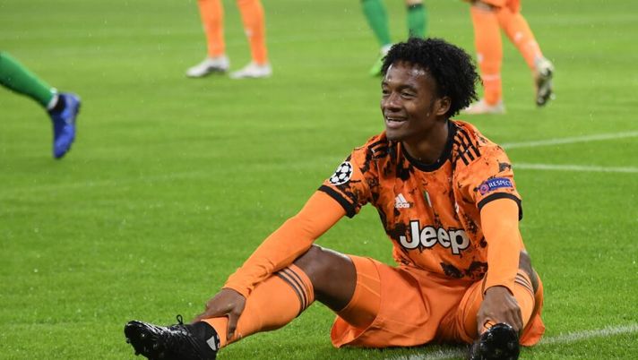 Juventus' Colombian midfielder Juan Cuadrado sits on the pitch during the UEFA Champions League Group G football match Ferencvaros TC v Juventus at the Puskas Arena in Budapest, Hungary, on November 4, 2020. (Photo by ATTILA KISBENEDEK / AFP) (Photo by ATTILA KISBENEDEK/AFP via Getty Images) Attenzione a Cuadrado e pure Alex Sandro per l’Inter: “I tempi invece per de Ligt…” - immagine 1