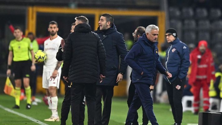 Cremonese-Roma, Mourinho furioso con il quarto uomo: “Non date a me il rosso” - immagine 1