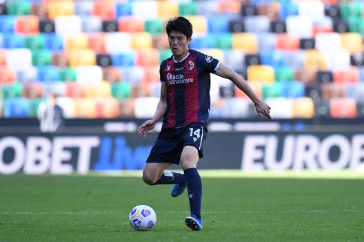 UDINE, ITALY - MAY 08: Takehiro Tomiyasu of Bologna FC in action during the Serie A match between Udinese Calcio and Bologna FC at Dacia Arena on May 08, 2021 in Udine, Italy. Sporting stadiums around Italy remain under strict restrictions due to the Coronavirus Pandemic as Government social distancing laws prohibit fans inside venues resulting in games being played behind closed doors. (Photo by Alessandro Sabattini/Getty Images) UDINE, ITALY - MAY 08: Takehiro Tomiyasu of Bologna FC in action during the Serie A match between Udinese Calcio and Bologna FC at Dacia Arena on May 08, 2021 in Udine, Italy. Sporting stadiums around Italy remain under strict restrictions due to the Coronavirus Pandemic as Government social distancing laws prohibit fans inside venues resulting in games being played behind closed doors. (Photo by Alessandro Sabattini/Getty Images)