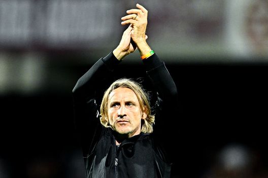SALERNO, ITALY - AUGUST 28: Davide Nicola head coach of Salernitana greets the crowd after the Serie A match between Salernitana and UC Sampdoria at Stadio Arechi on August 28, 2022 in Salerno, Italy. (Photo by Simone Arveda/Getty Images) Nicola: “Capita anche di perdere. Squadra stanca. La sosta ci sarà utile per recuperare fiato e risorse” - immagine 1