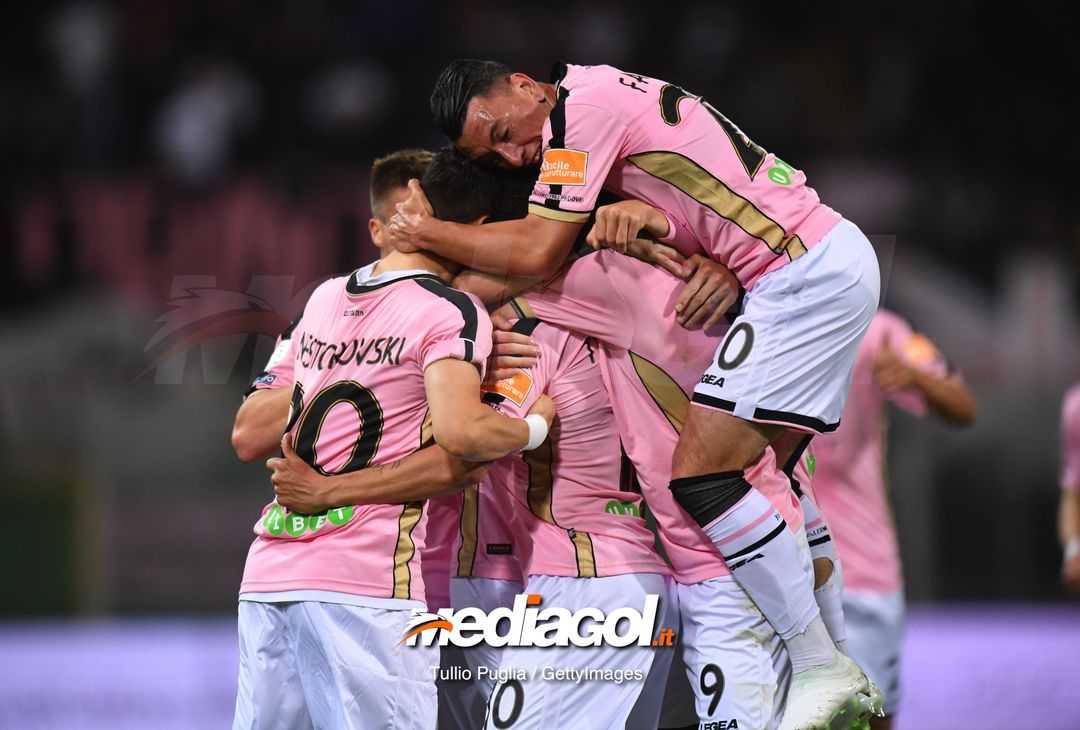  PALERMO, ITALY - APRIL 22: Aleksandar Trajkovski of Palermo celebrates after scoring the opening goal during the Serie B match between US Citta di Palermo and Padova at Stadio Renzo Barbera on April 22, 2019 in Palermo, Italy. (Photo by Tullio M. Puglia/Getty Images)  