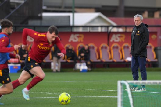 ROME, ITALY - JANUARY 09: AS Roma coach Josè Mourinho during a training session at Centro Sportivo Fulvio Bernardini on January 09, 2023 in Rome, Italy. (Photo by Fabio Rossi/AS Roma via Getty Images) Roma
