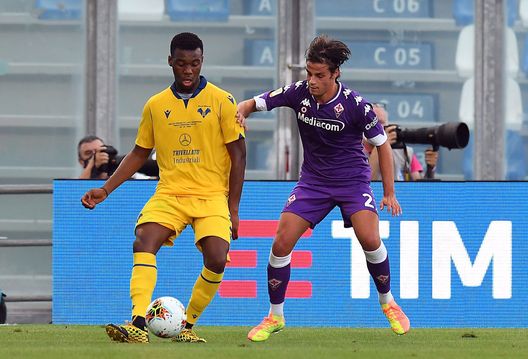 REGGIO NELL'EMILIA, ITALY - AUGUST 26: Iyenoma Destiny Udogie of Hellas Verona competes for the ball with Edoardo Pierozzi of ACF Fiorentina during the Primavera TIM Cup Final match between Hellas Verona and ACF Fiorentina at Mapei Stadium - Citta' del Tricolore on August 26, 2020 in Reggio nell'Emilia, Italy. (Photo by Alessandro Sabattini/Getty Images) Pedullà: Pierozzi verso la Serie B: si può chiudere con il Benevento- immagine 2