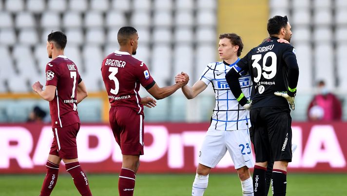 TURIN, ITALY - MARCH 14: Gleison Bremer of Torino FC interacts with Nicolo Barella of FC Internazionale after the Serie A match between Torino FC and FC Internazionale at Stadio Olimpico di Torino on March 14, 2021 in Turin, Italy. Sporting stadiums around Italy remain under strict restrictions due to the Coronavirus Pandemic as Government social distancing laws prohibit fans inside venues resulting in games being played behind closed doors. (Photo by Valerio Pennicino/Getty Images) TURIN, ITALY - MARCH 14: Gleison Bremer of Torino FC interacts with Nicolo Barella of FC Internazionale after the Serie A match between Torino FC and FC Internazionale at Stadio Olimpico di Torino on March 14, 2021 in Turin, Italy. Sporting stadiums around Italy remain under strict restrictions due to the Coronavirus Pandemic as Government social distancing laws prohibit fans inside venues resulting in games being played behind closed doors. (Photo by Valerio Pennicino/Getty Images)